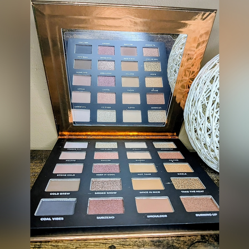 ICONIC LONDON Hotting Up Eyeshadow Palette - Picture 10 of 10
